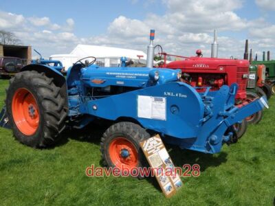 FOTO FORDSON POWER MAJOR DIESER TRAKTOR SÄGE AKTIVER SERVICE AUF DEN SANDBÄNKEN FER