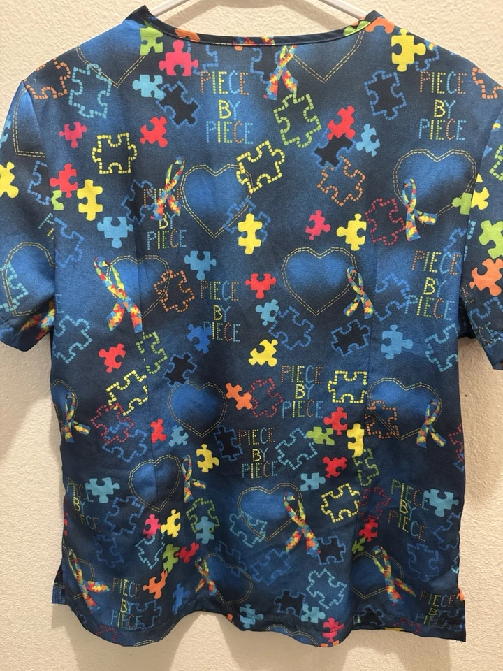 Scrub Top women's Colorful blue with hearts puzzle pieces with large pockets med - Image 4 of 4