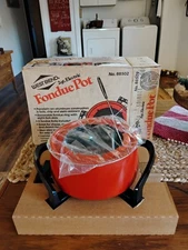 NOS New Vintage West Bend 2 Quart Electric Fondue Pot Meat-Cheese-Dessert Xmas