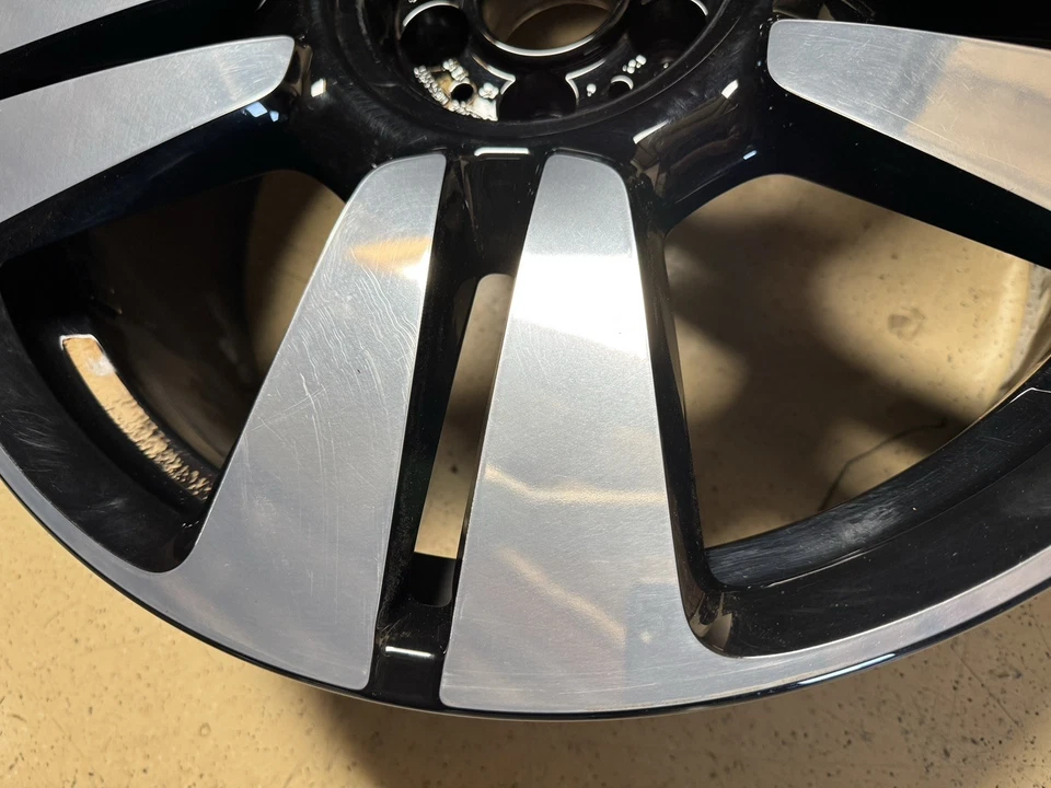 劳斯莱斯 Cullinan 22 x 9.5 原始设备制造商工厂后轮 RR 101 — 第 4/4 张图片