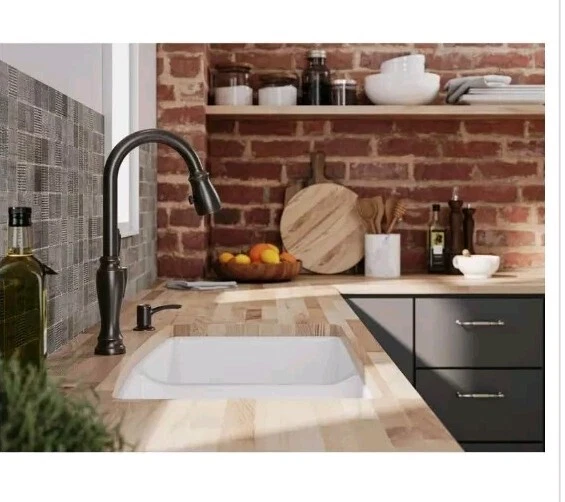 Grifo de cocina extraíble Kohler con dispensador de jabón/loción bronce frotado con aceite Foto 4 de 4