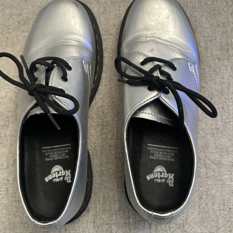 Bota Dr Martens Mujer Talla 10R Plateada Reflectante Cuero Metálico Tobillo Foto 4 de 4