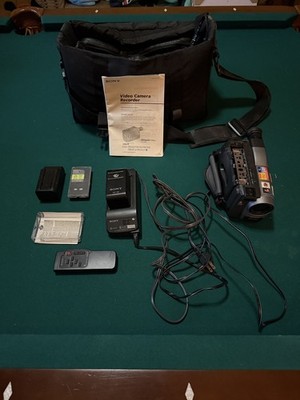 Sony Handycam Vision CCD TRV32 NTSC  30X Digital Zoom Video 8 Package / extras