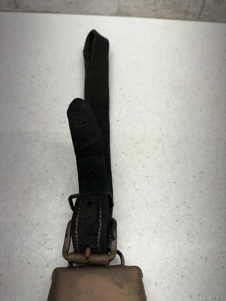 Antiguo cencerro de granja vintage con correa de cuero rústico primitivo hierro plegado Foto 3 de 4