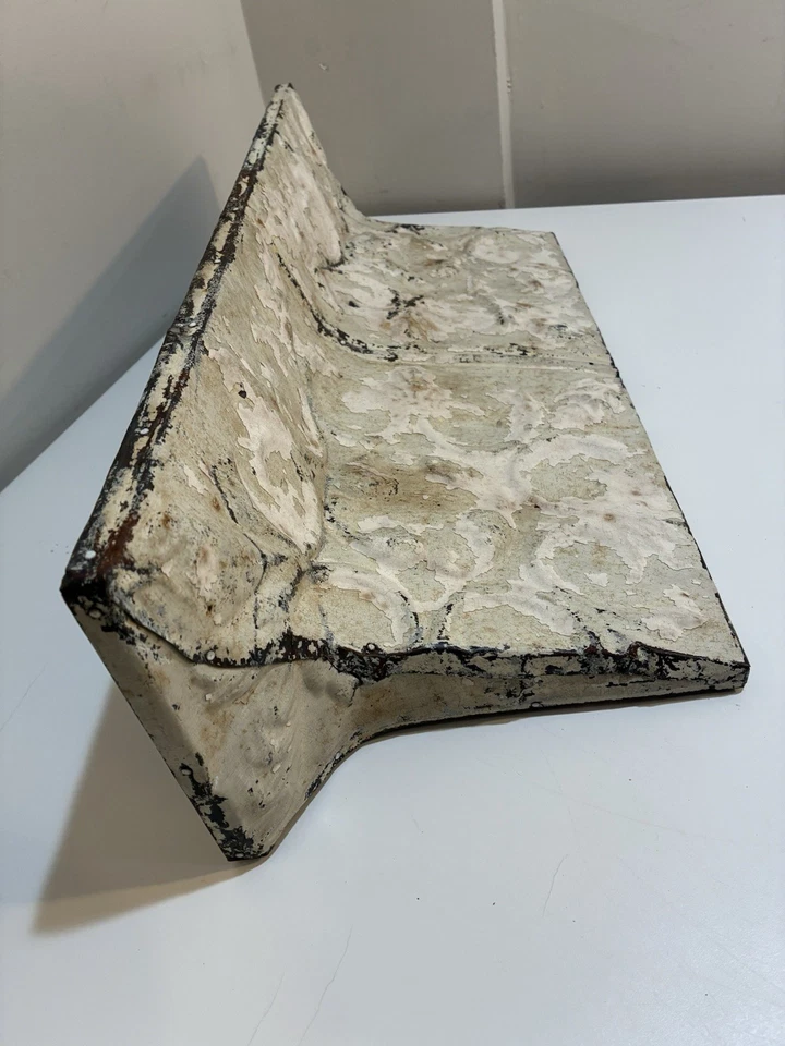 Manto arquitectónico vintage o estante de pared antiguo azulejo de techo de hojalata en relieve 23" Foto 2 de 4