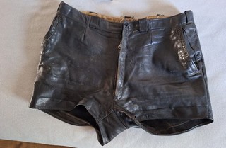 Gay kurze Lederhose
