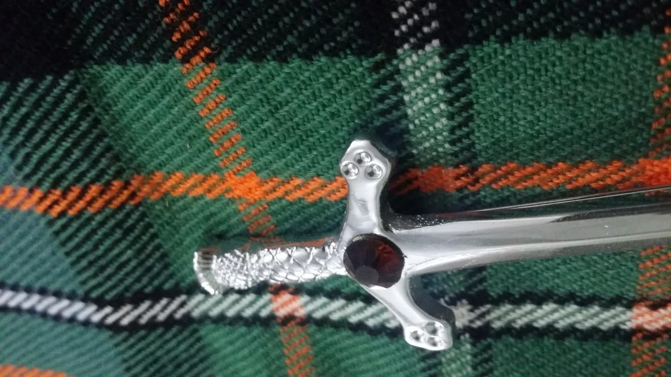 Alfiler de falda escocesa espada falda escocesa acabado cromado 4"/alfileres y broches piedra marrón Foto 2 de 3