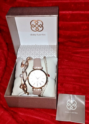 Daisy Fuentes Damen Quarzuhr Geschenkset inkl. 2x Armreifen + Halskette & Armband