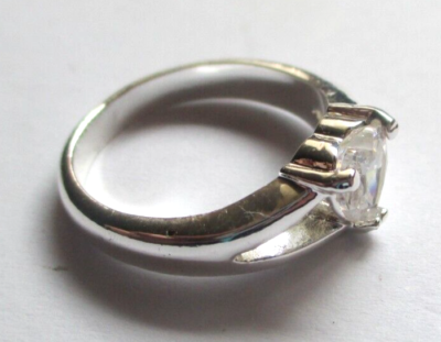 Bague solitaire en or gris et or jaune sertie d un diamant de taille