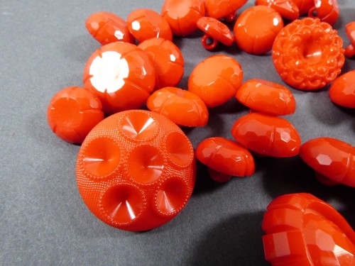 Mixed size lot of Red color Fun 33 pc Plastic Sewing Buttons - Picture 5 of 8