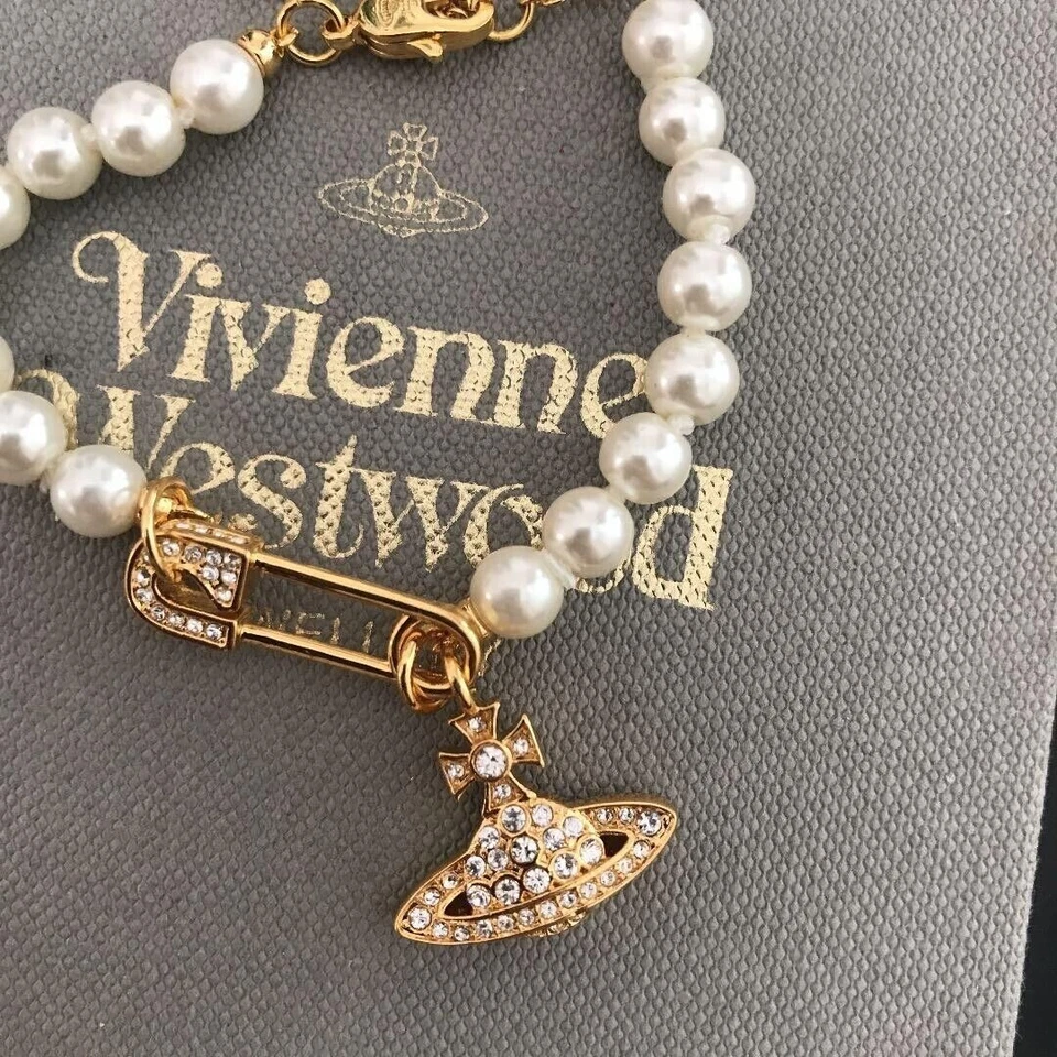 Золотой браслет с брелоками на булавке с белым жемчугом Vivienne Westwood - Изображение 2 из 4