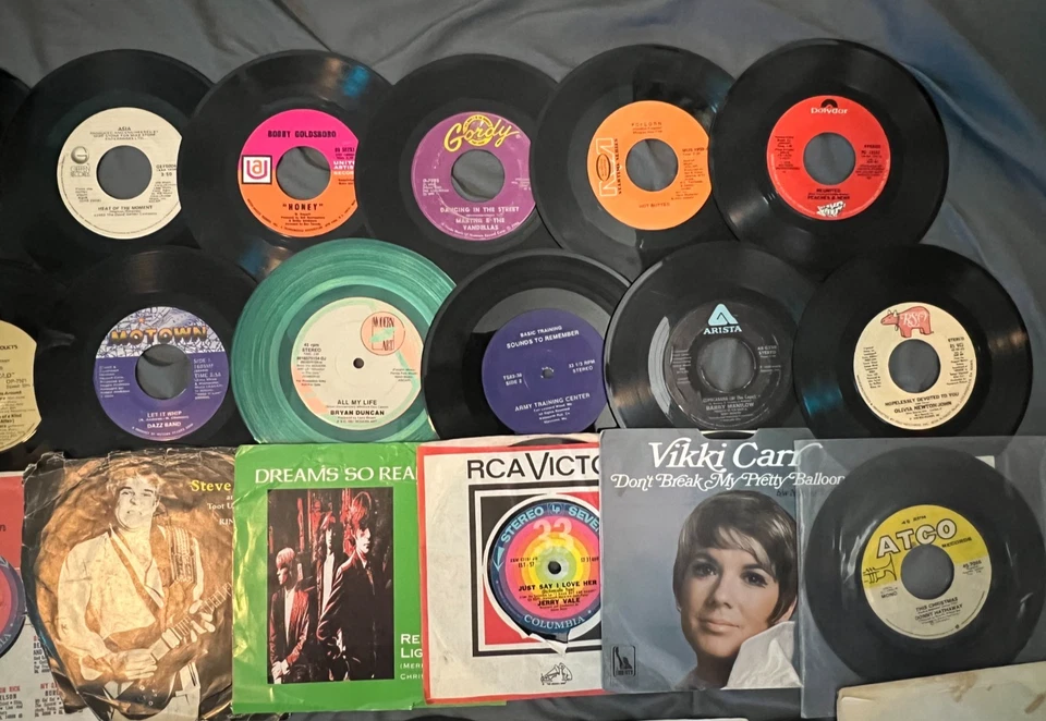Lot of 40 7" 45 RPM Single Vinyl 50s 60s 70s 80s Newton John Bee Gees Quiet Riot - Image 3 of 4