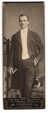 Fotografía Th. Wenzel, Berlín, Andreasstraße 28, señor joven con libro en Gehroc