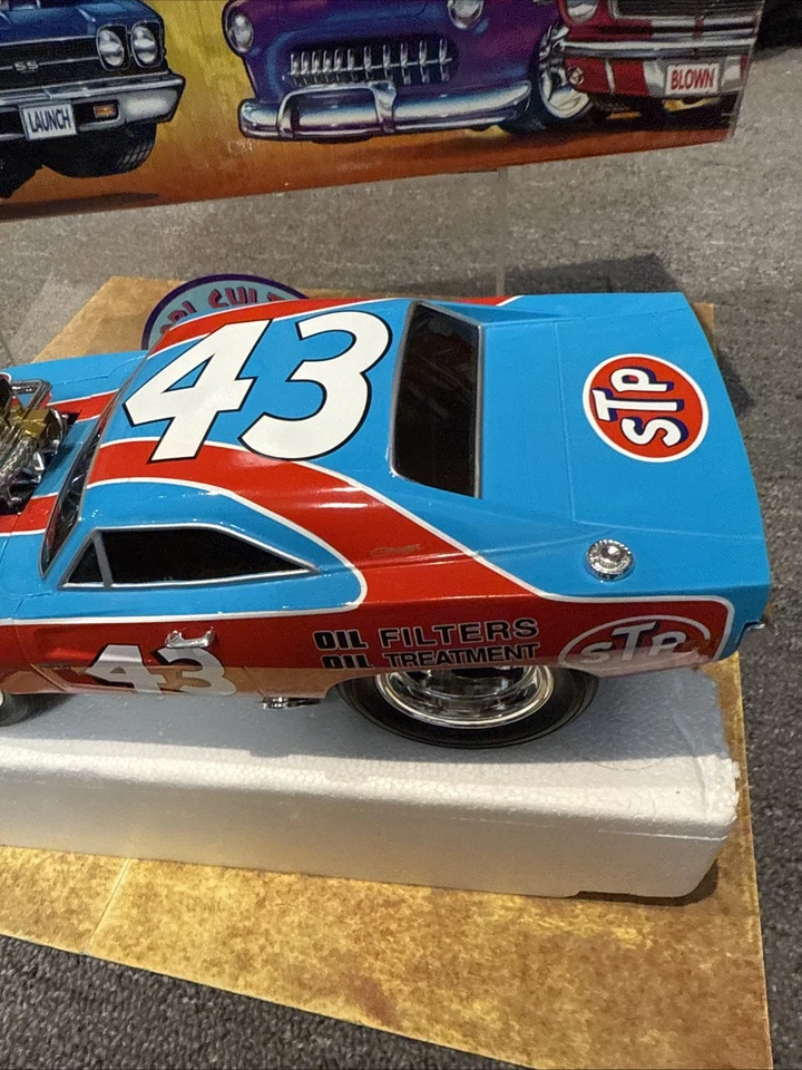 Muscle Machines Nascar '68 Dodge HEMI Dart #43 Richard Petty STP 1:18 scale - Image 4 of 4