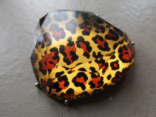 VINTAGE RETRO LARGE SILVER TONE PLASTIC LUCITE LEOPARD PRINT HEART FOB PENDANT - Picture 2 of 3