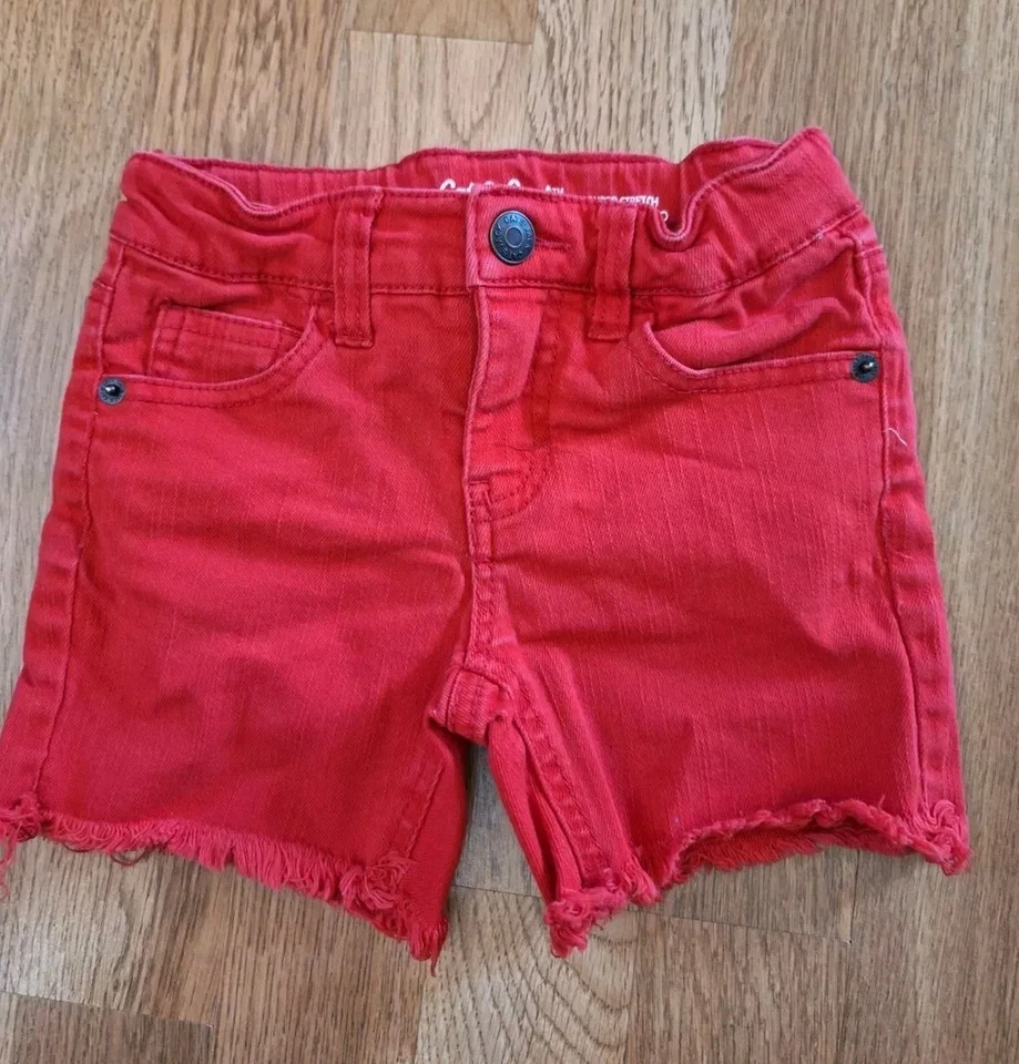 Shorts jeans midi Cat & Jack meninas vermelho super elástico corte cru XS 4-5 - Imagem 2 de 4