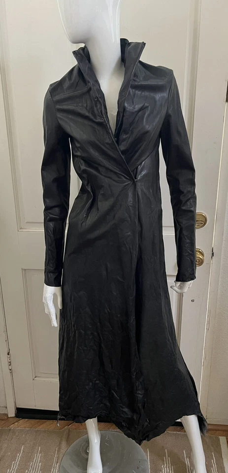 ¡VINTAGE! Cuero negro sin marca años 90 ¡RARO! Abrigo plumero largo $1,600 talla XS Foto 2 de 4