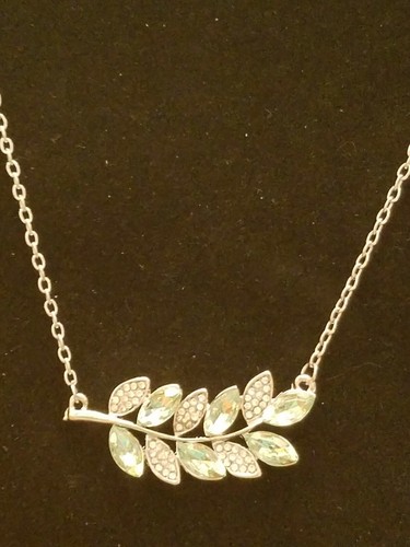 US SELLER BEAUTIFUL GREEN PERIDOT & WHITE SAPPHIRE SIMULATED LEAF NECKLACE - Picture 3 of 4