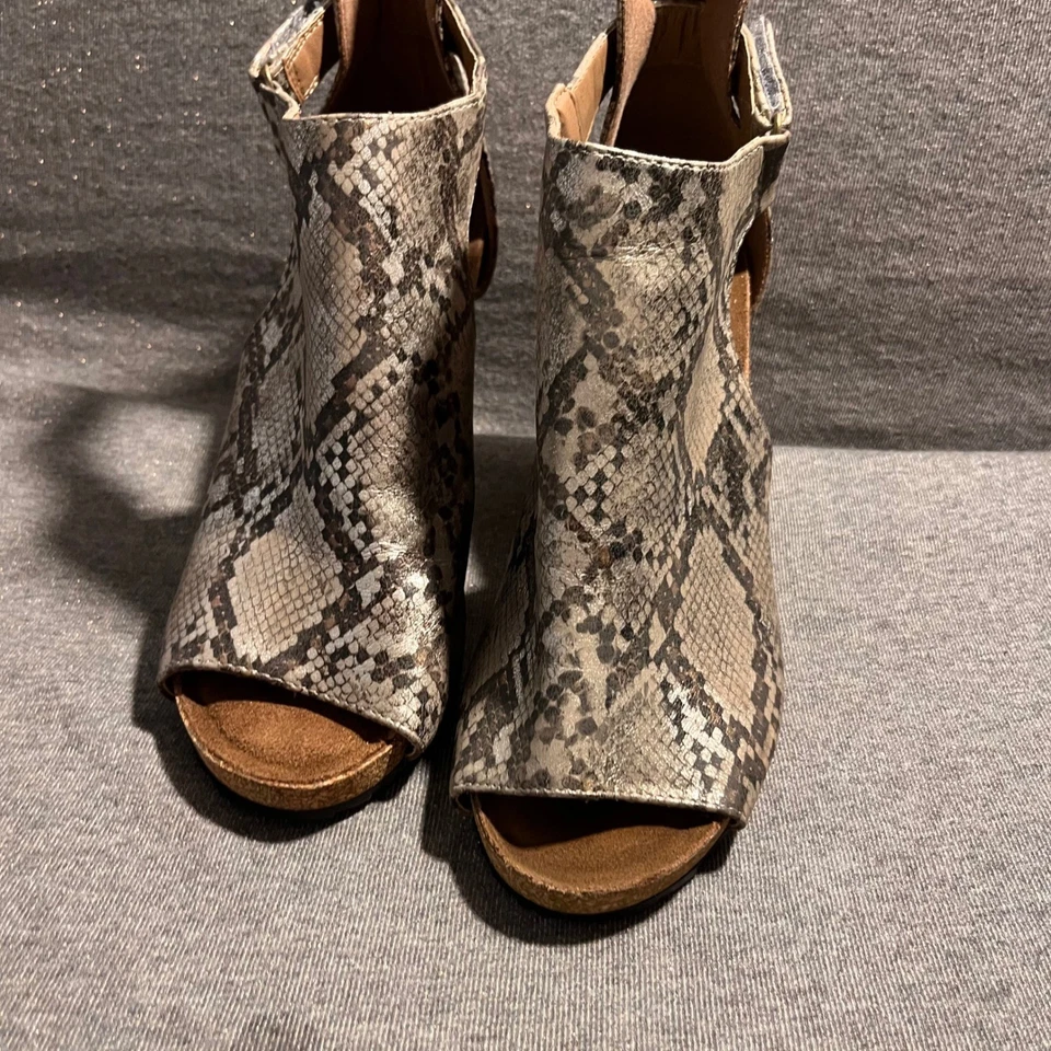 Botines de cuña Boutique con estampado de serpiente punta abierta para mujer talla 8 Foto 2 de 4