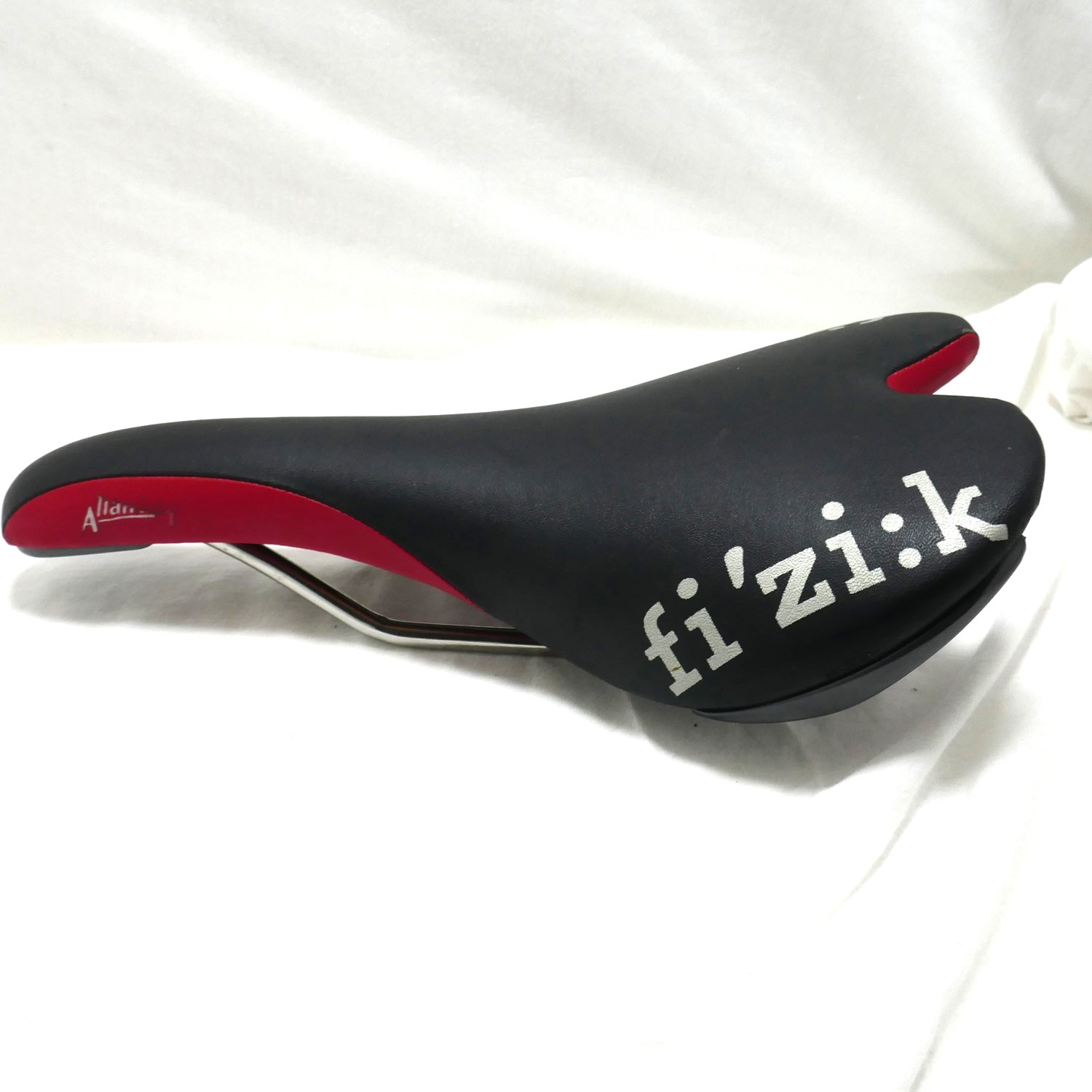 Fizik Aliante 8 Back/Silver/Red Road Bike Saddle fi'zi:k Sea