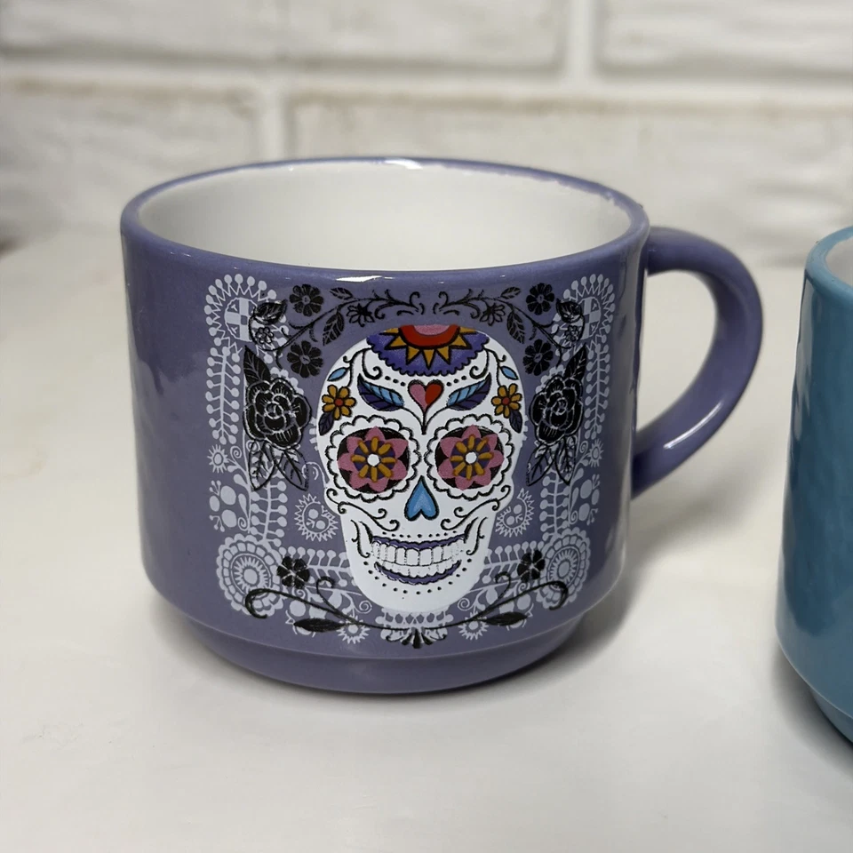 Prima Designs Día de Muertos Calaveras de Azúcar Tazas de Café Apiladas con Soporte de Metal Plateado Foto 3 de 4