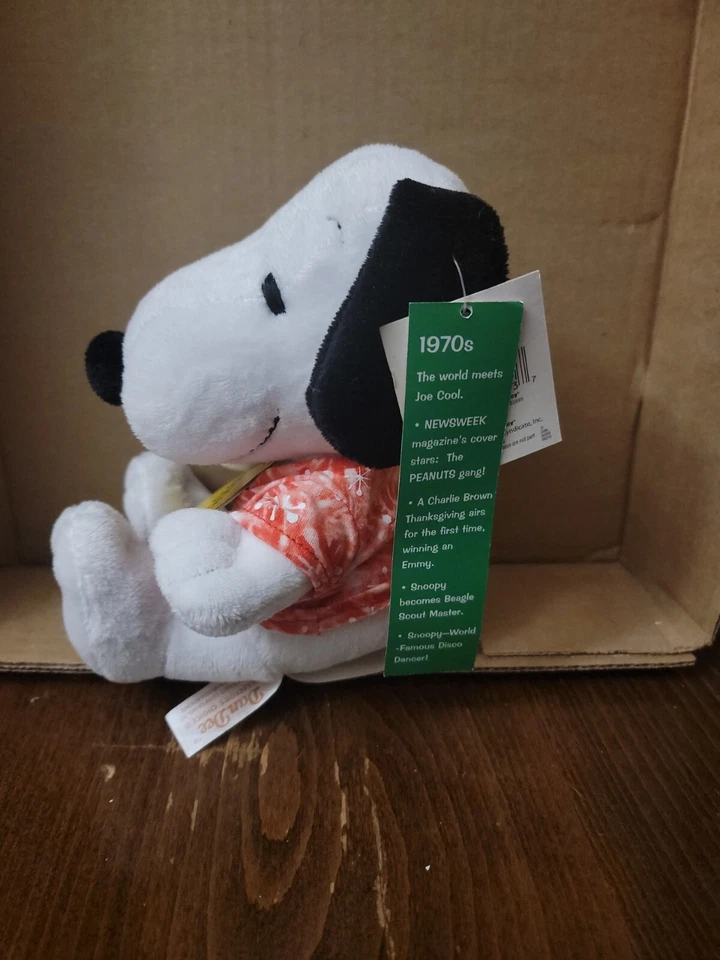 Peluche Snoopy Dan Dee Peanuts Celebrando 60 Años 70 Con Etiquetas 8" Foto 2 de 4