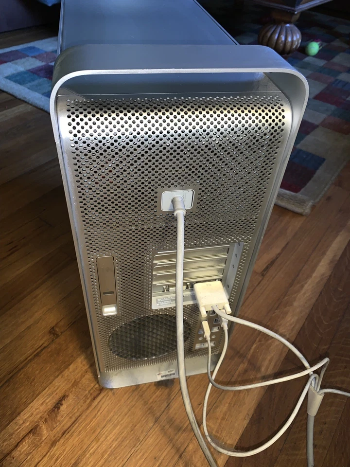 "Apple Mac Pro 1.1 Quad Core 2.66 #A1186 (MA356LL/A) con pantalla de cine y teclado de 23""" Foto 4 de 4