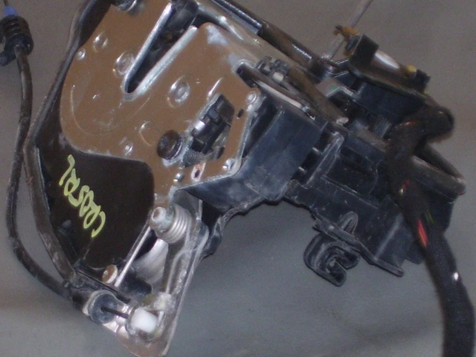 Conjunto de actuador de cierre de cerradura de puerta trasera izquierda BMW 745i 2002 OEM #7012145 Foto 4 de 4