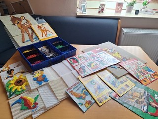 Ministeck Konvolut Sortierbox mit Stecksteinen Steckplatten & Tiervorlagen
