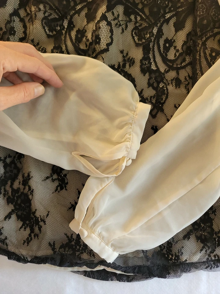 Daisy Fuentes porcelain and black lace sheer blouse top shirt sz M - Image 3 of 4