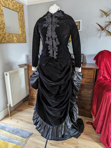 Victorian bustle dress and jacket in black velvet - Picture 13 of 13