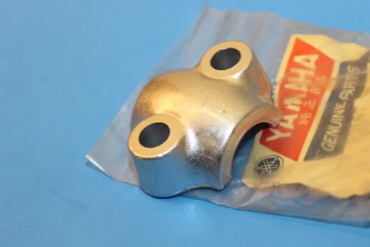 NOS YAMAHA R5 R5B DS7 DS7 R5C TD3 TR3 PIEZA SOPORTE EJE # 278-23167-50-00 Foto 4 de 4