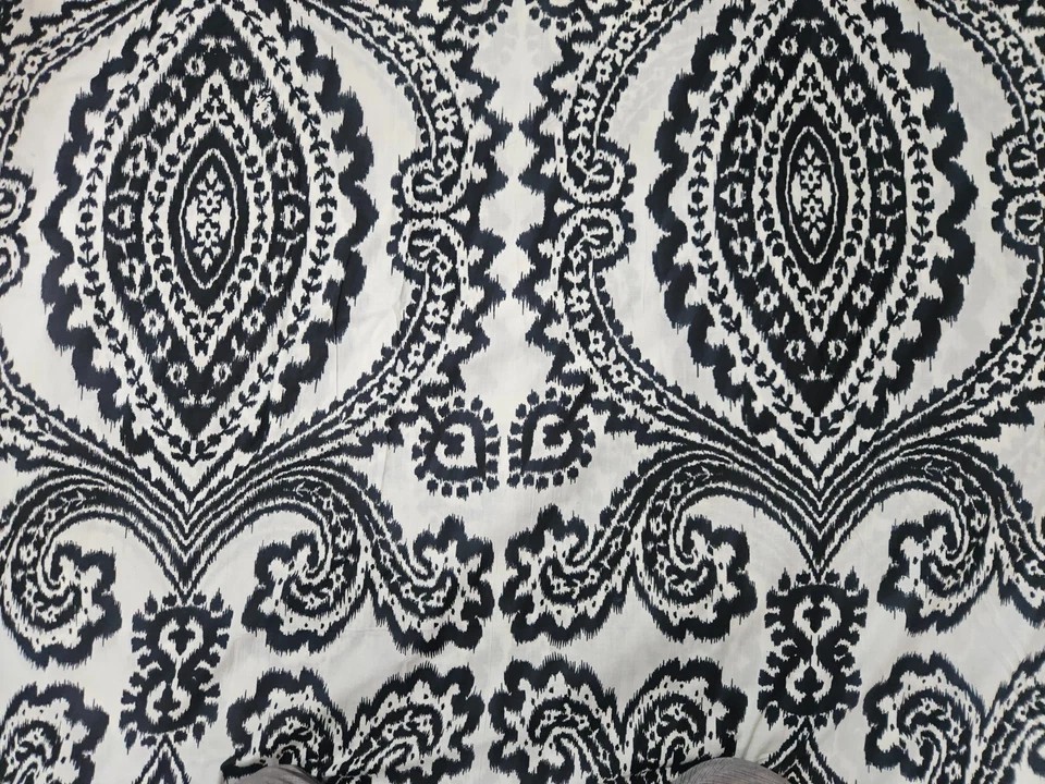 Tela hecha a mano india de algodón con estampado Ikat blanco y negro para damas Foto 2 de 4
