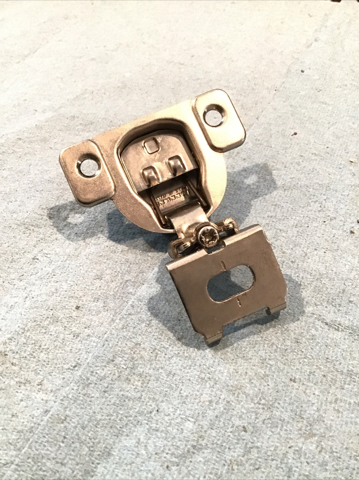 1) Ferrari BX710M 110* Self Closing Cabinet Hinge w/ TZ mounting