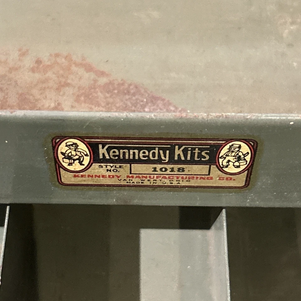 VTG KENNEDY CANTILEVER TOMBSTONE COFFIN HIP ROOF TOOL BOX W/GREEN FOLD OUT TRAYS - Image 3 of 4