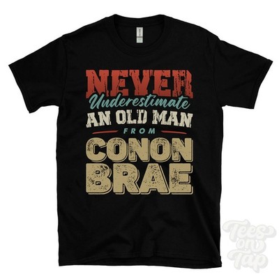NIEMALS UNTERSCHÄTZE EINEN ALTEN MANN VON CONON BRAE T-SHIRT Weihnachtsgeschenk Conon Bridge