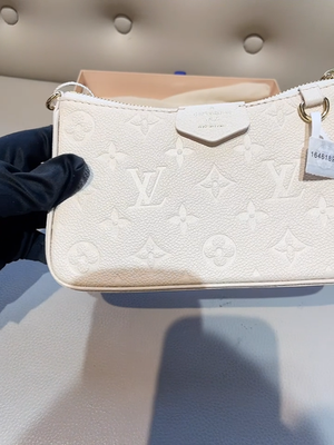 Louis Vuitton エンボス クッション クリーム色 Louis Vuitton Easy Pouch Cream-colored Calfskin Embossed Crossbody