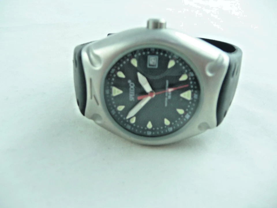 The Speedo Sports Men Watch features a durable rubber strap - Image 2 of 4