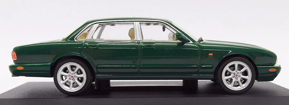 Coche modelo Atlas Editions escala 1/43 4 641 113 - Jaguar XJ8 - verde Foto 3 de 3