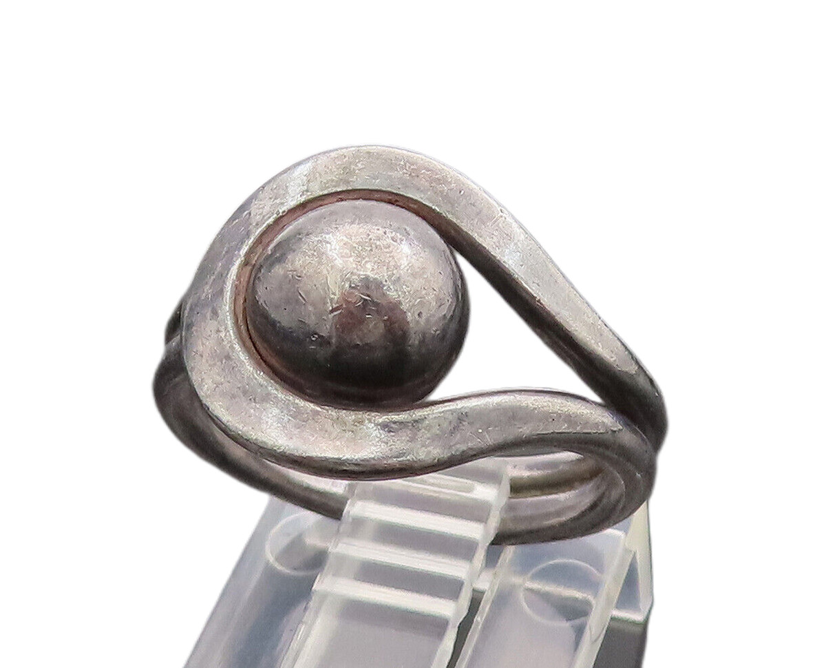 925 Sterling Silver Vintage Bead Ball Caught In Loop Ring Sz