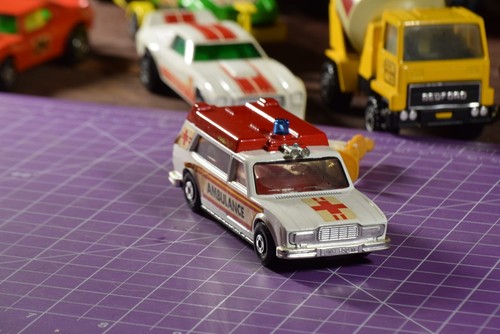 Matchbox SpeedKings K-49 Ambulance Attendants, patient on stretcher - Picture 7 of 15