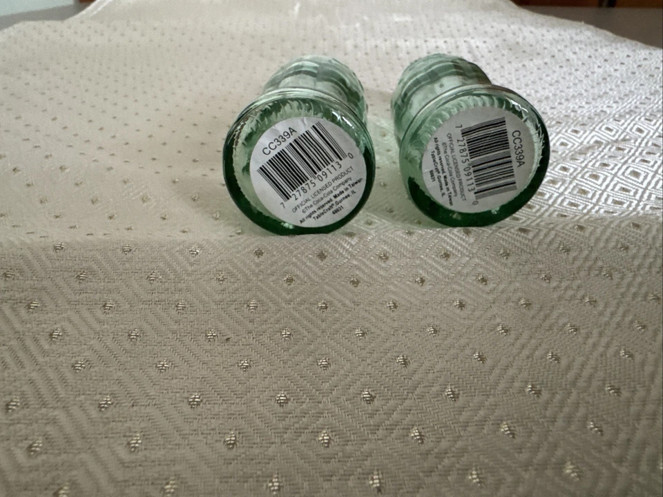 Mini botellas de vidrio verde Coca-Cola salero y pimentero aspecto vintage tapas metálicas Foto 3 de 4