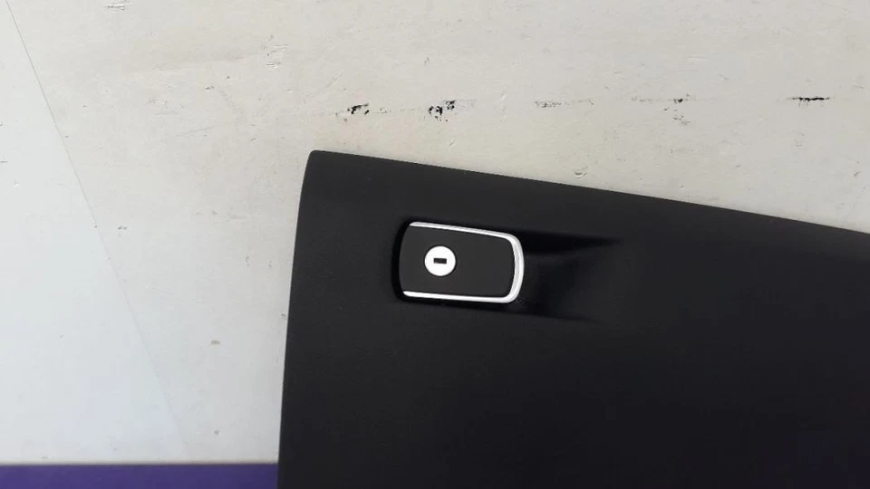 BMW M4 F83 2020 montaje de guantera negra Foto 2 de 4