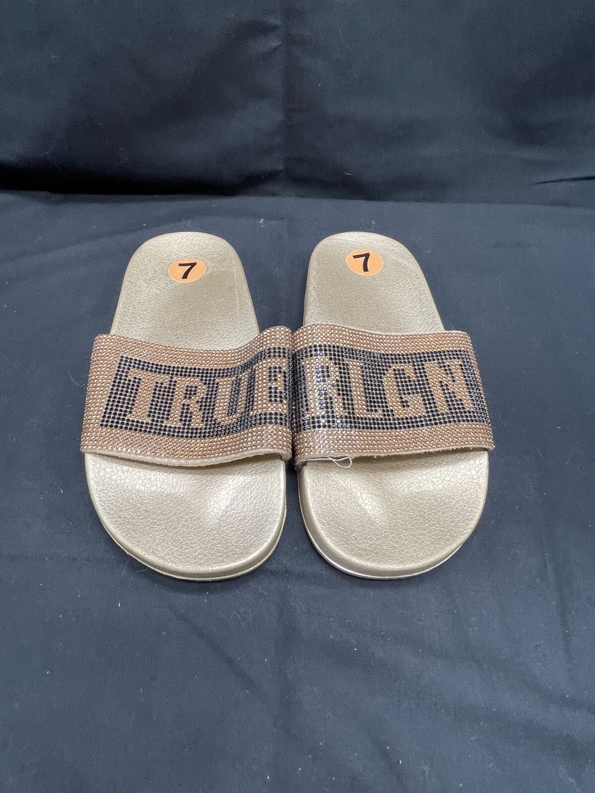 PANTOFOLA D’ORO Pantofole da donna True Religion Meyer Jasmine Slides oro nere strass taglia 7