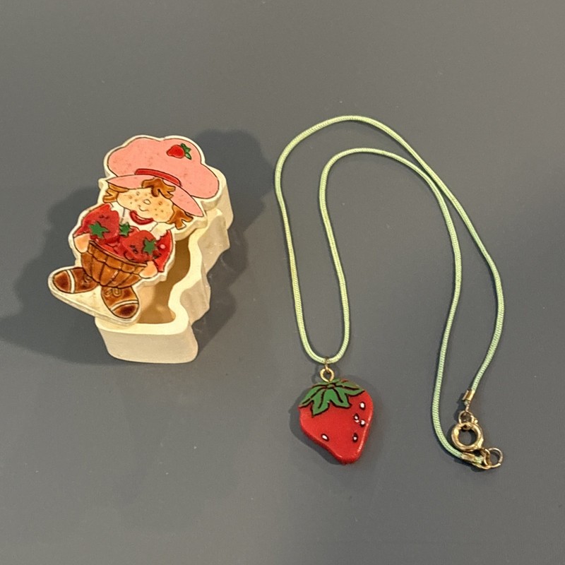 Vintage 1980 American Greetings Strawberry Shortcake Pin, Neckless, Box + Bonus