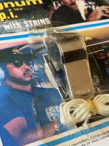 Magnum P.I. 1981 Silbato con cuerda en tarjeta original Tom Selleck - JA-RU / ¡RARO! - Imagen 5 de 14