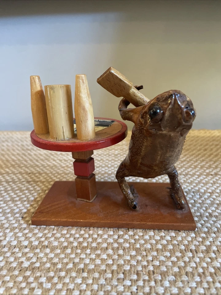 VINTAGE TAXIDERMY FROG 4" PLAYING GUITAR CORONA BAR PEN-TOOTHPICK HOLDER PICS - Image 4 of 4