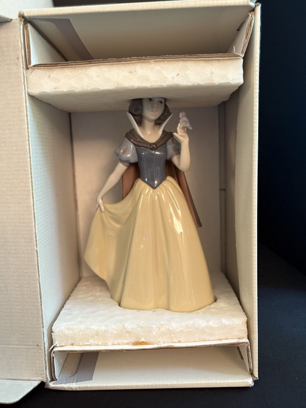 SIGNED PIECE Lladro Disney # 07555 Snow White Porcelain Figurine with Box