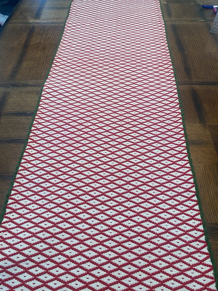 Crate &Barrel 假日圣诞桌长红白钻石绿色装饰 14x90 — 第 2/4 张图片