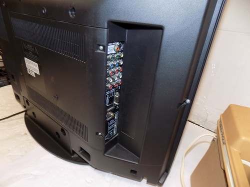 Sanyo DP32649 32 inch LCD TV HDTV 720p PC Input with Remote - Picture 4 of 5